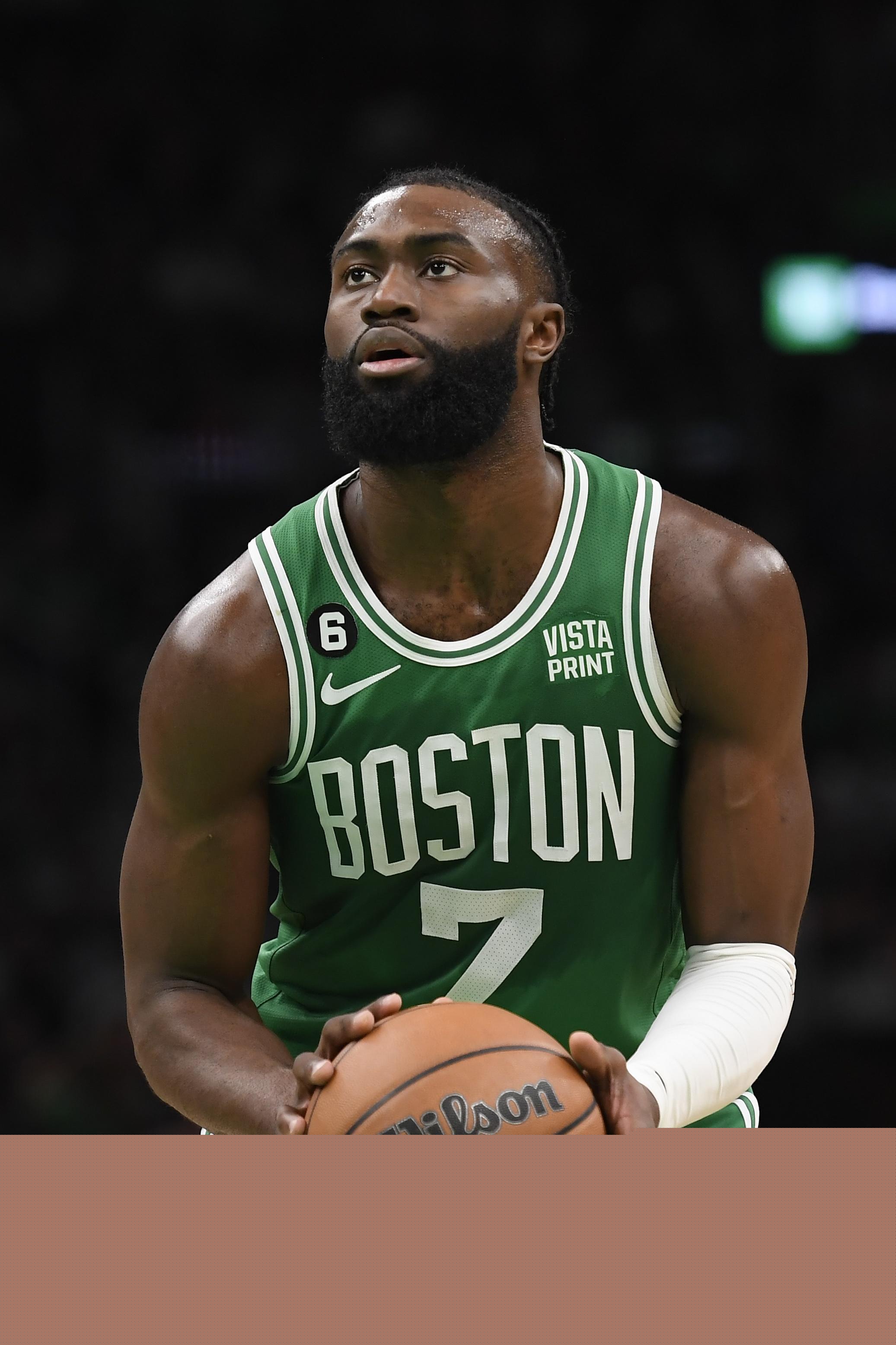 火药味！陶汉林垫脚纪卓违体犯规引刘维伟暴怒 冲到球场内质疑裁判吃T（赛场火药味十足：陶汉林疑似垫脚、纪卓违体，刘维伟怒闯场内质疑判罚被判技犯）