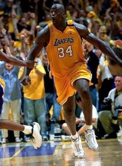 他在闹，他在笑，林加德与拉什福德通道内嬉戏（笑闹不断，林加德和拉什福德在通道内打趣嬉闹）