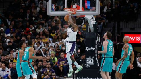 球迷沸腾：这球吹了也太离谱（球迷炸锅：这次判罚离谱至极）