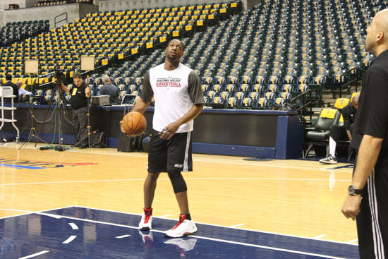 詹姆斯关键三分绝杀比赛（詹姆斯命中关键三分完成绝杀）