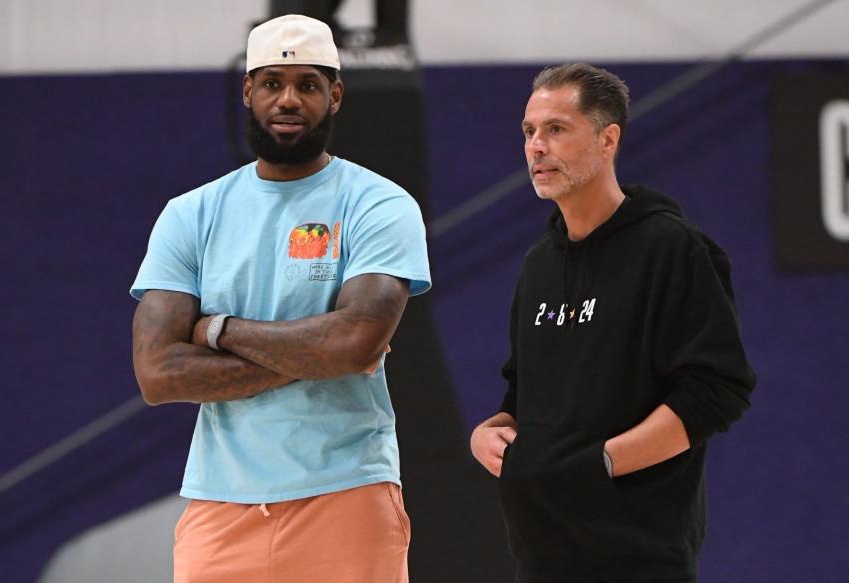 半场：尤文1-0紫百合，科斯蒂奇世界波，DV9造点被取消+失单刀（半场战报：尤文1-0紫百合，科斯蒂奇轰世界波，弗拉霍维奇点球被取消且单刀失机）