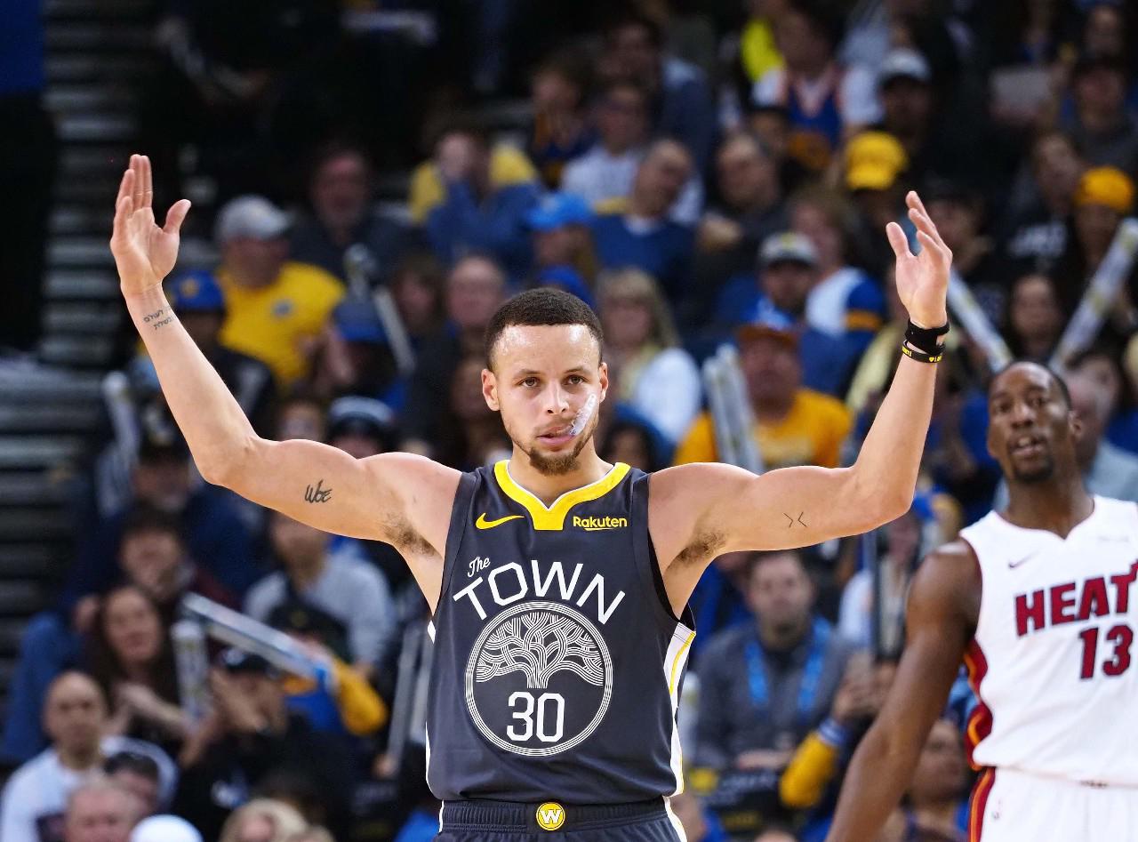 记者：迈阿密国际正在努力留下阿连德，目前双方在谈判（记者：迈阿密国际力争挽留阿连德，双方谈判进行中）