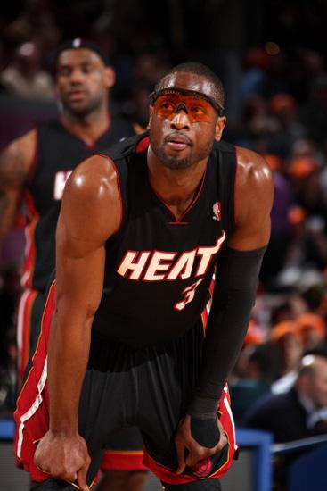 记者：皇马考虑请齐达内回来救火至赛季结束（曝皇马考虑邀齐达内回归救火至赛季末）