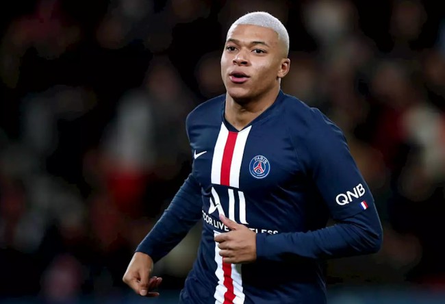 前锋头球破门，头球能力被放大关注（前锋头槌建功，制空能力成焦点）