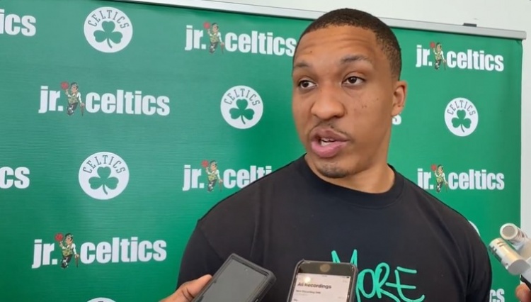 皇马后防问题严重，阿诺德伤缺，球员轮换困难，姆巴佩虽强但后防乏力，形势严峻。（皇马防线告急：阿诺德伤停致轮换受限，姆巴佩难掩后防短板，形势不容乐观）