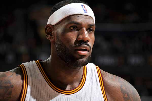 吉尔摩社媒晒照：手术成功，康复之路开始（吉尔摩晒术后照：手术顺利，康复启程）